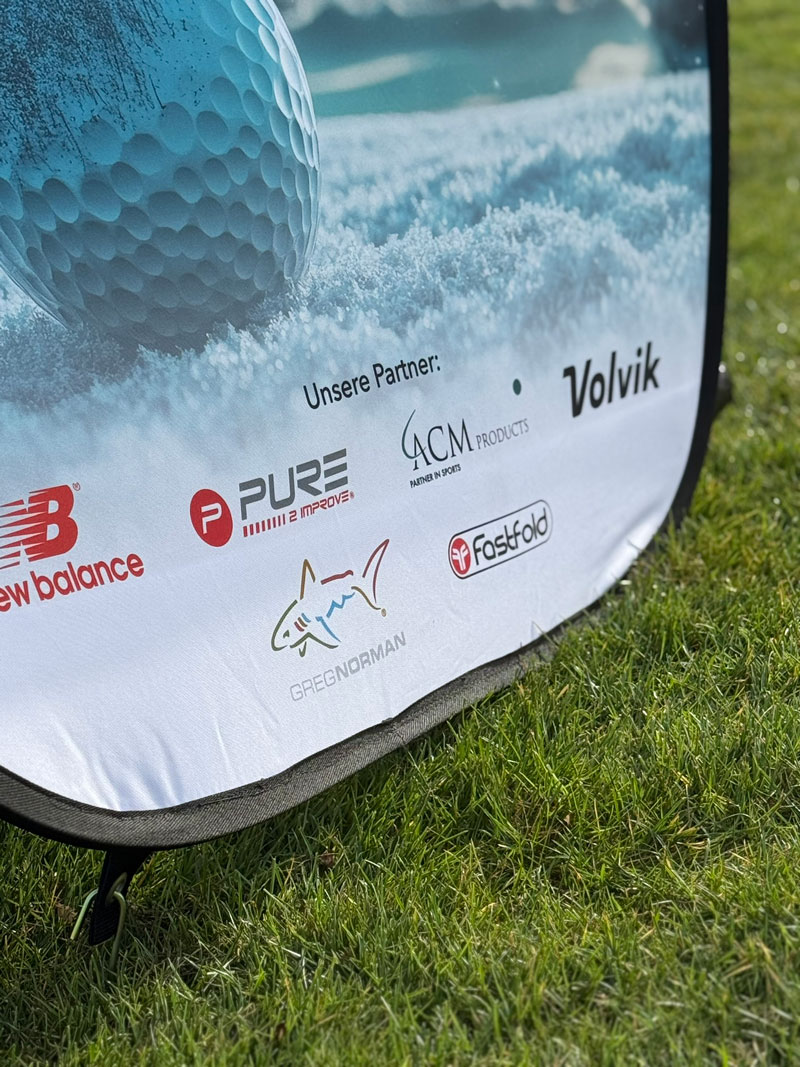 Banner mit Partnern der Golf-Rallye